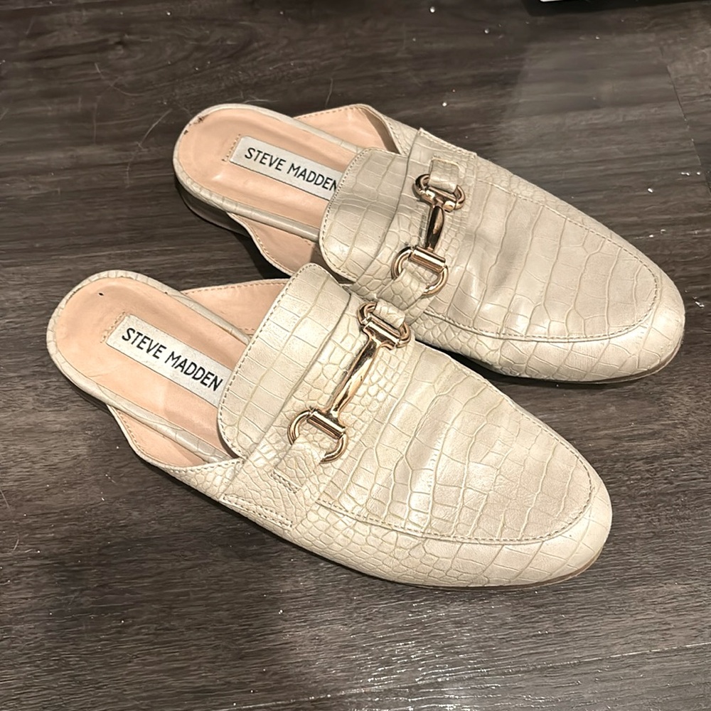 Steve Madden White Slip On Loafer with Gold Buckle size 6
